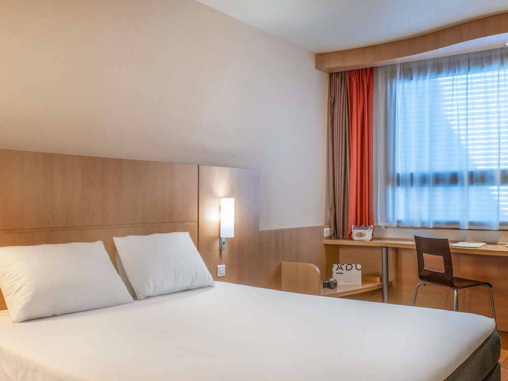 ROOM, DOUBLE BED
