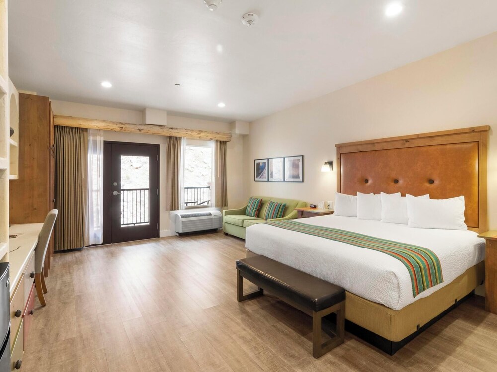 Bluff Dwellings Resort 19/67