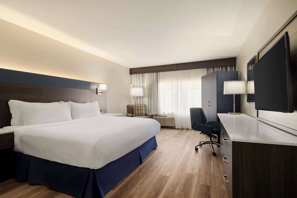 ROOM, KING BED