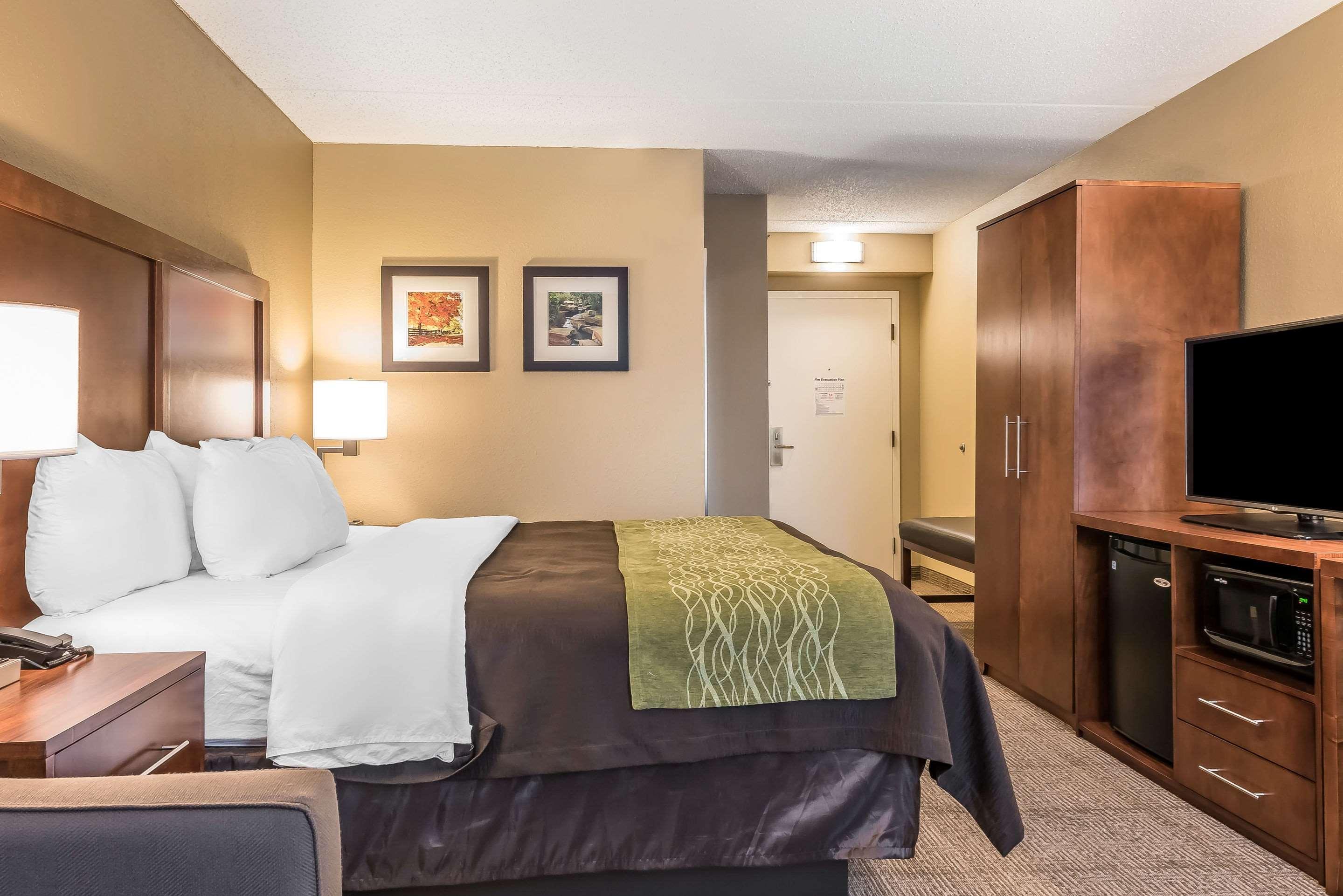 غرفة بسرير كينج لذوي الإعاقة، Comfort Inn Suites Piqua Near Troy I75 2/2