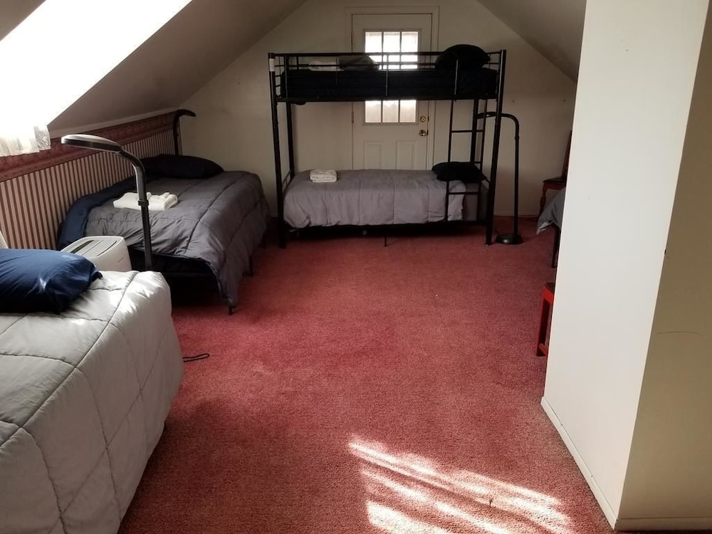 Hamtramck Hostel 16/33