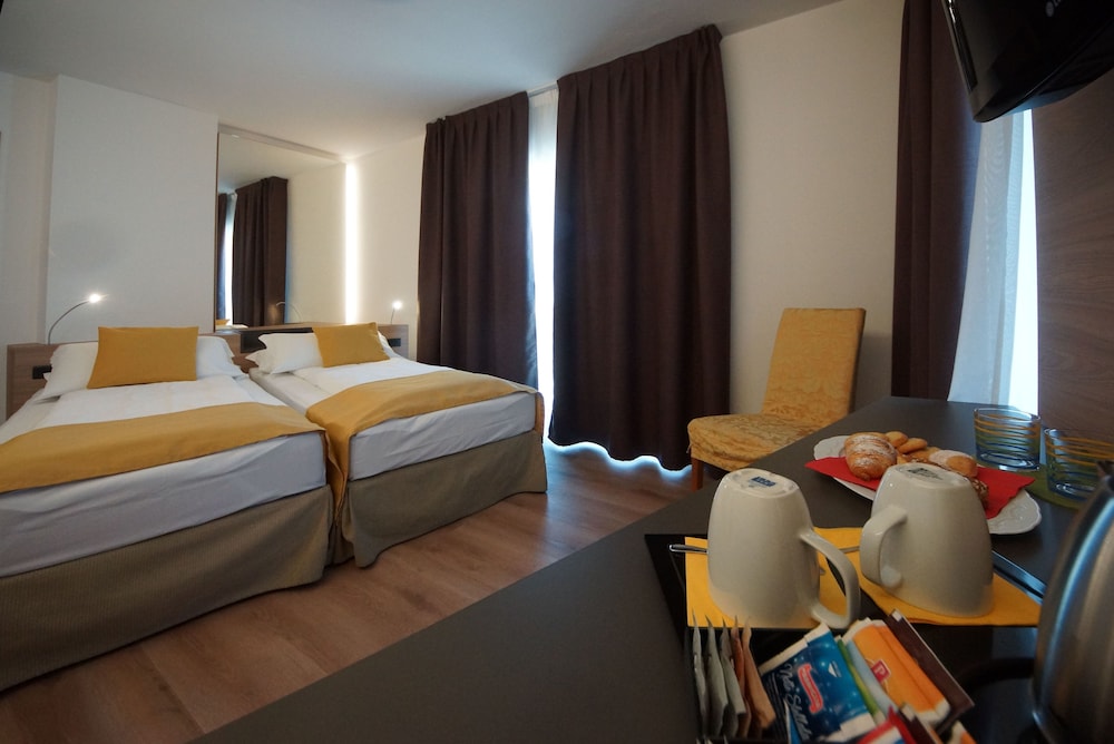 Hotel Ambassador Suite 19/73