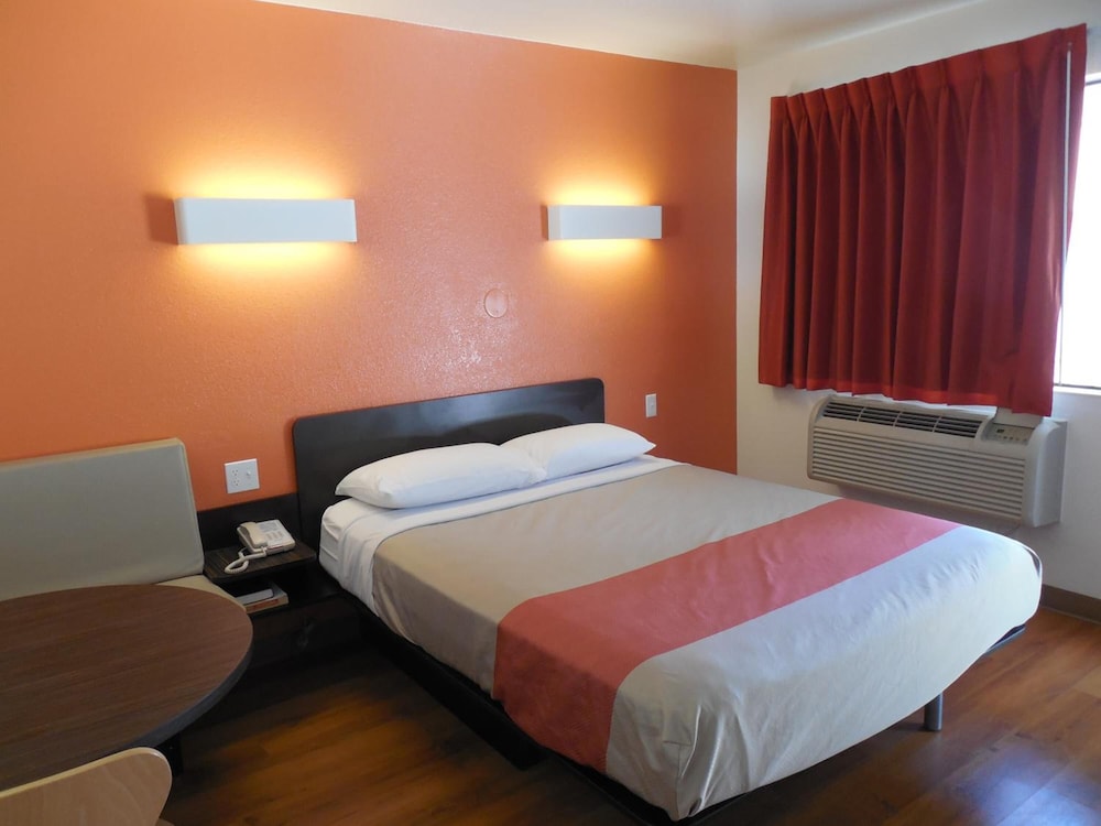 Motel6 Temecula, CA - Historic Old Town 44/62