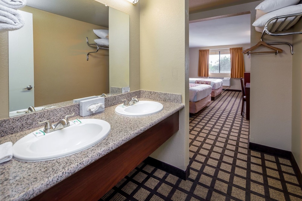 Travelers Inn 22/48