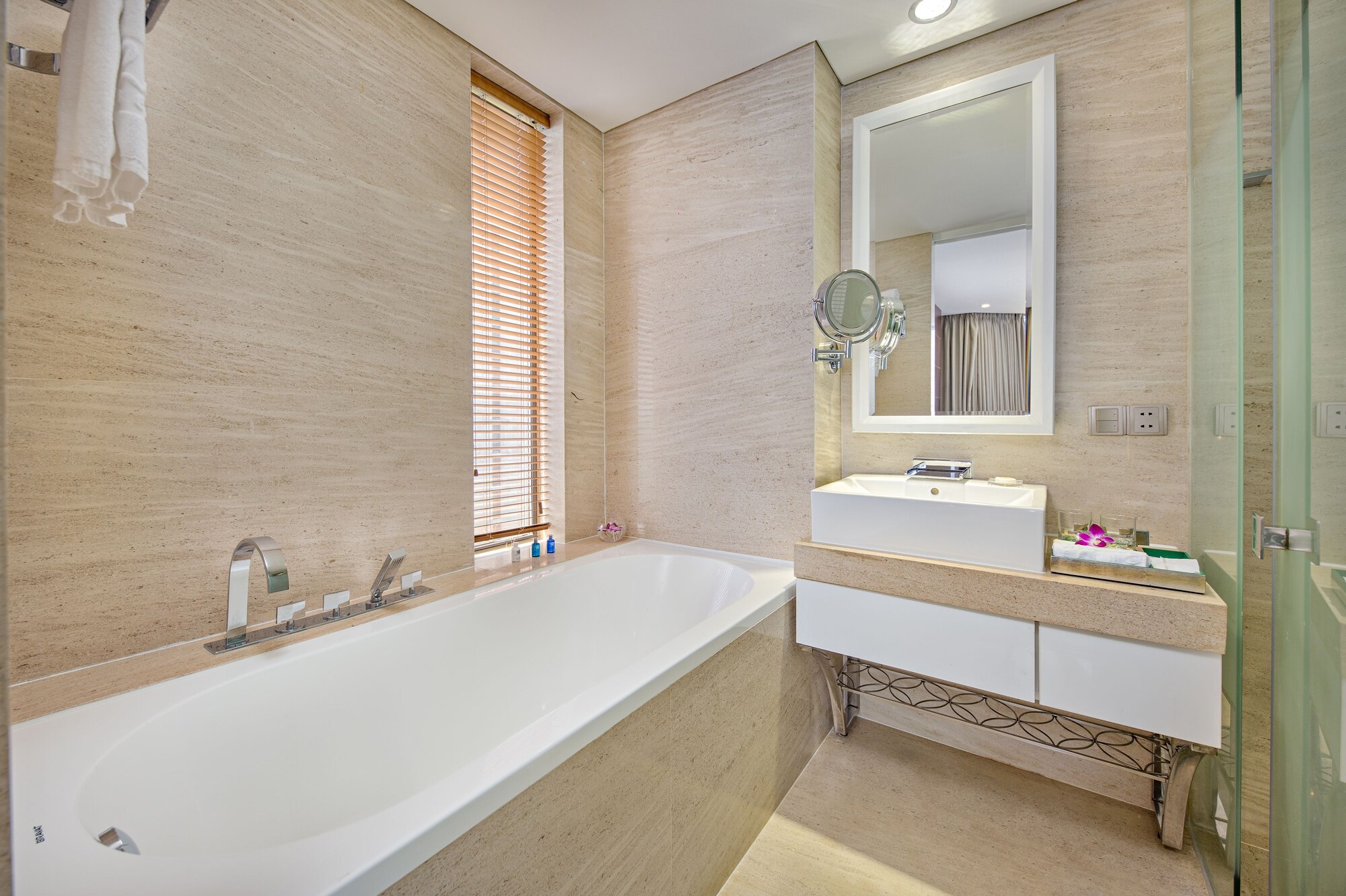 جناح بريميير بسرير مزدوج بإطلالة على البحر، Holiday Beach Hotel Danang 6/8