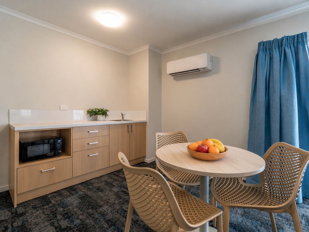 1 BEDROOM, KITCHENETTE