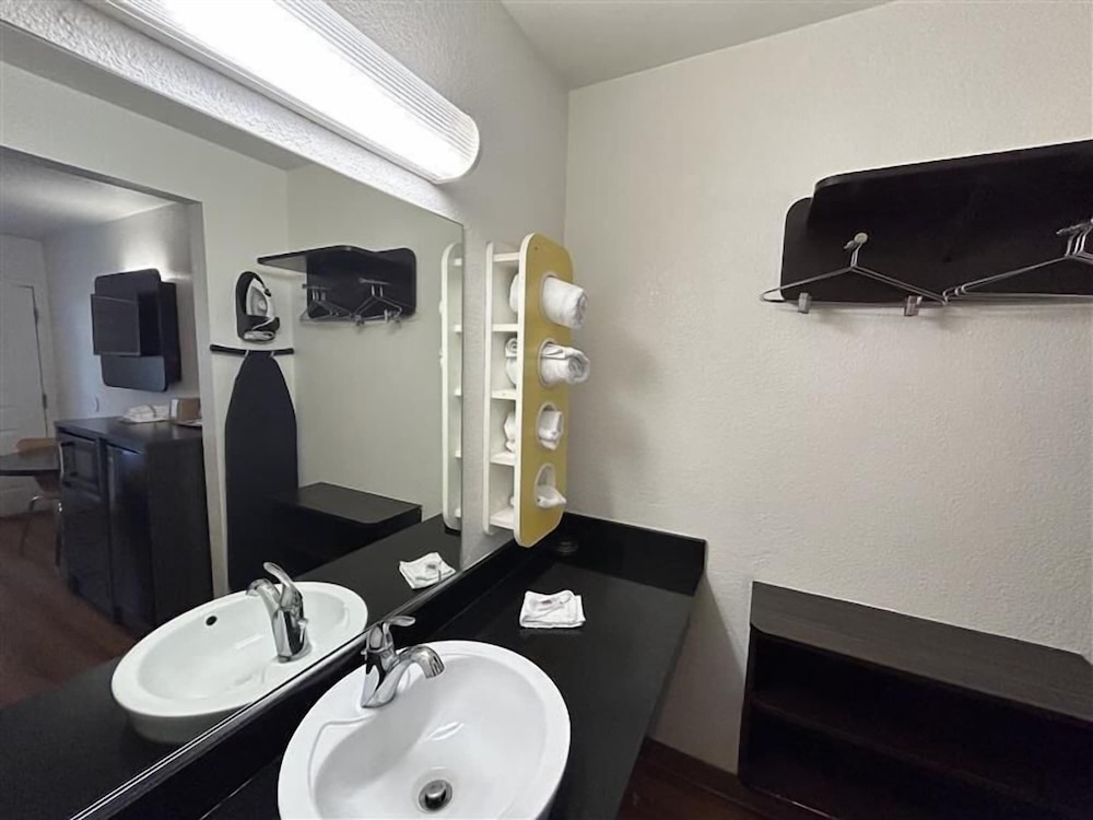 Motel6 Riverside, CA - South 48/51