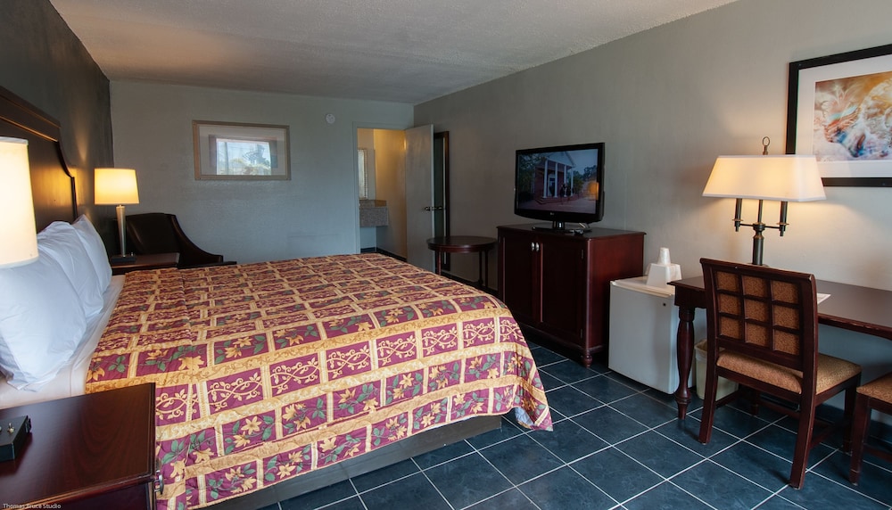 DELUXE, KING BED