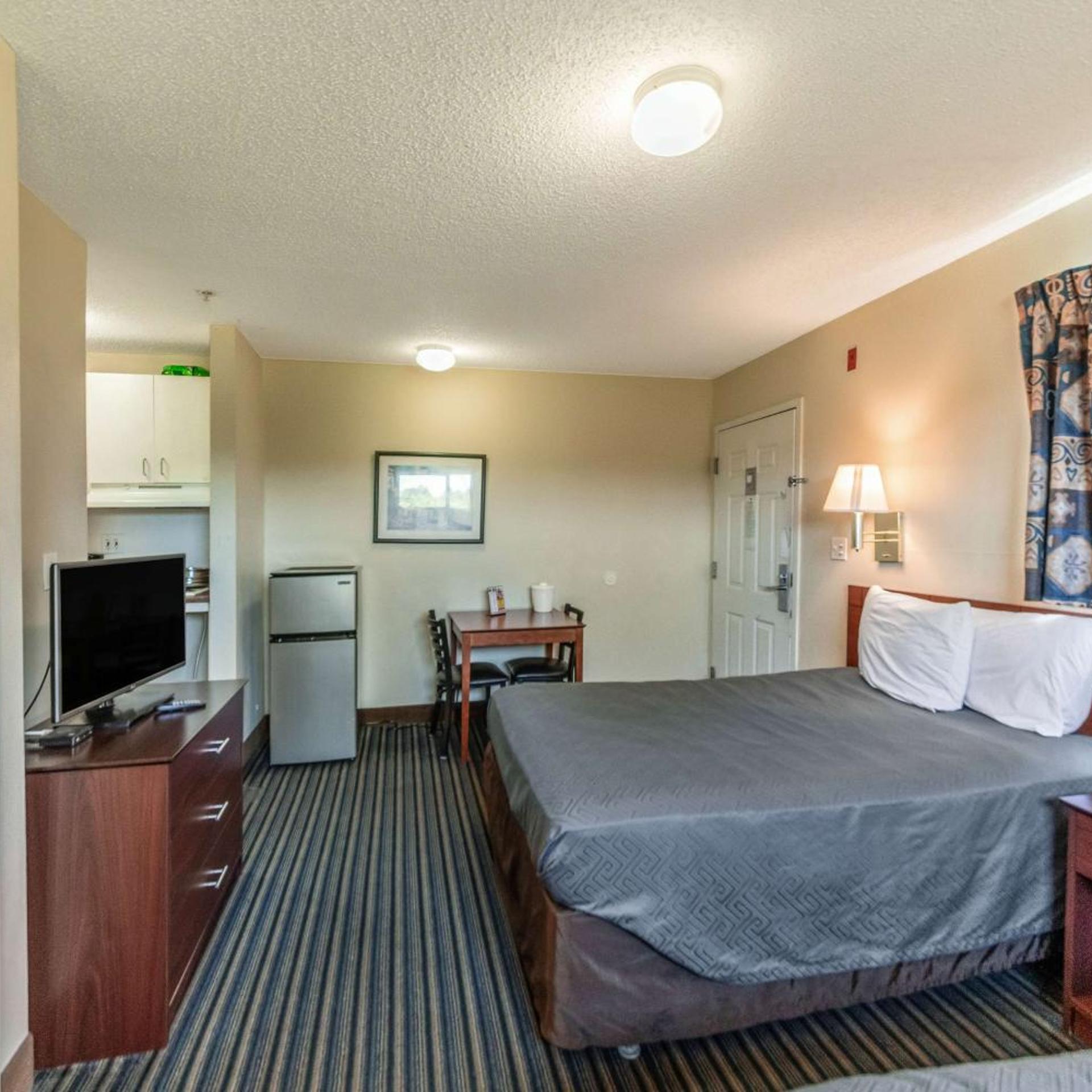 ROOM, QUEEN BED, SMOKING, ACCESSIBLE