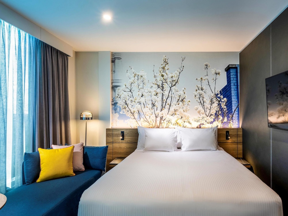DELUXE, KING BED