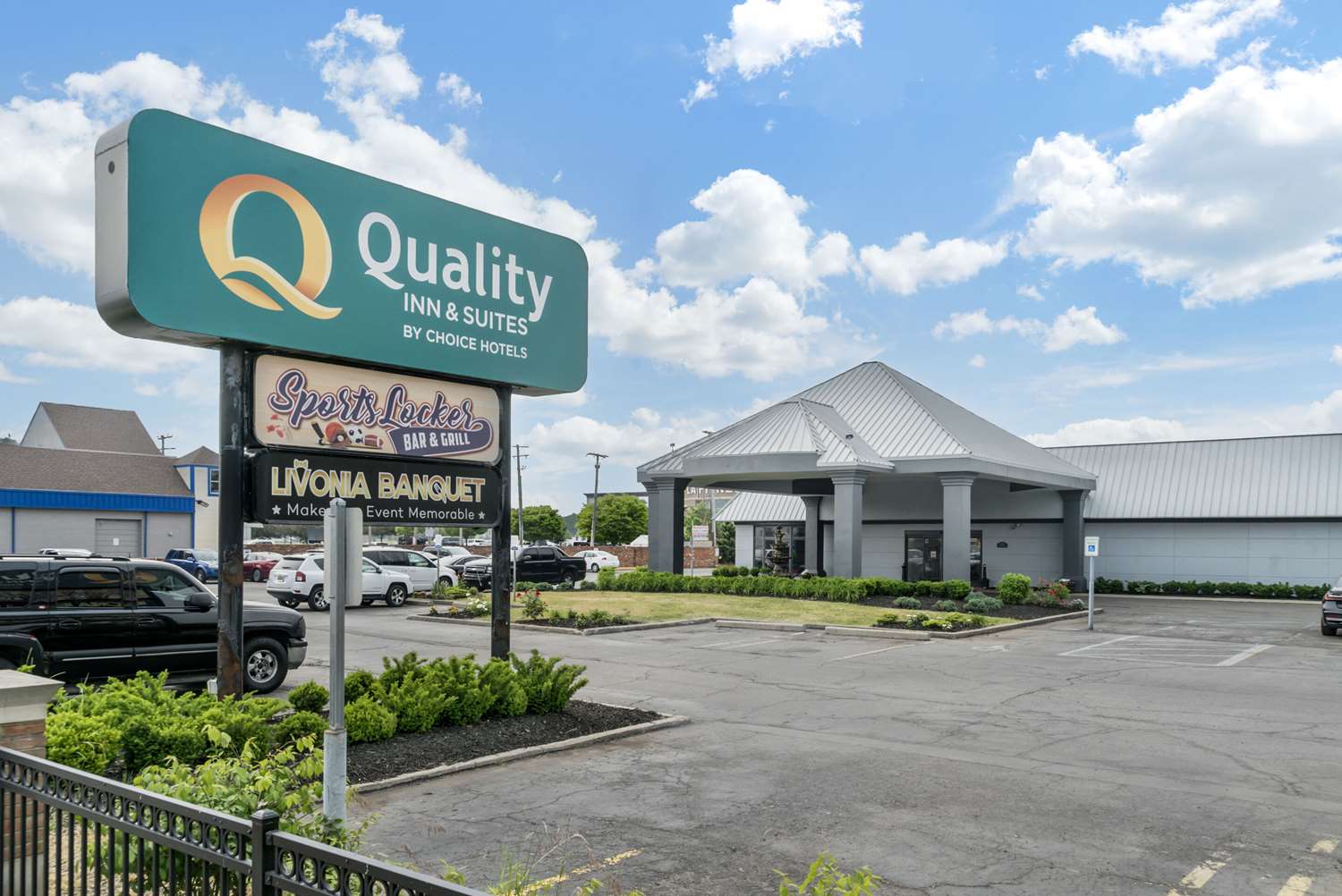 Quality Inn & Suites Livonia - Detroit 2/38