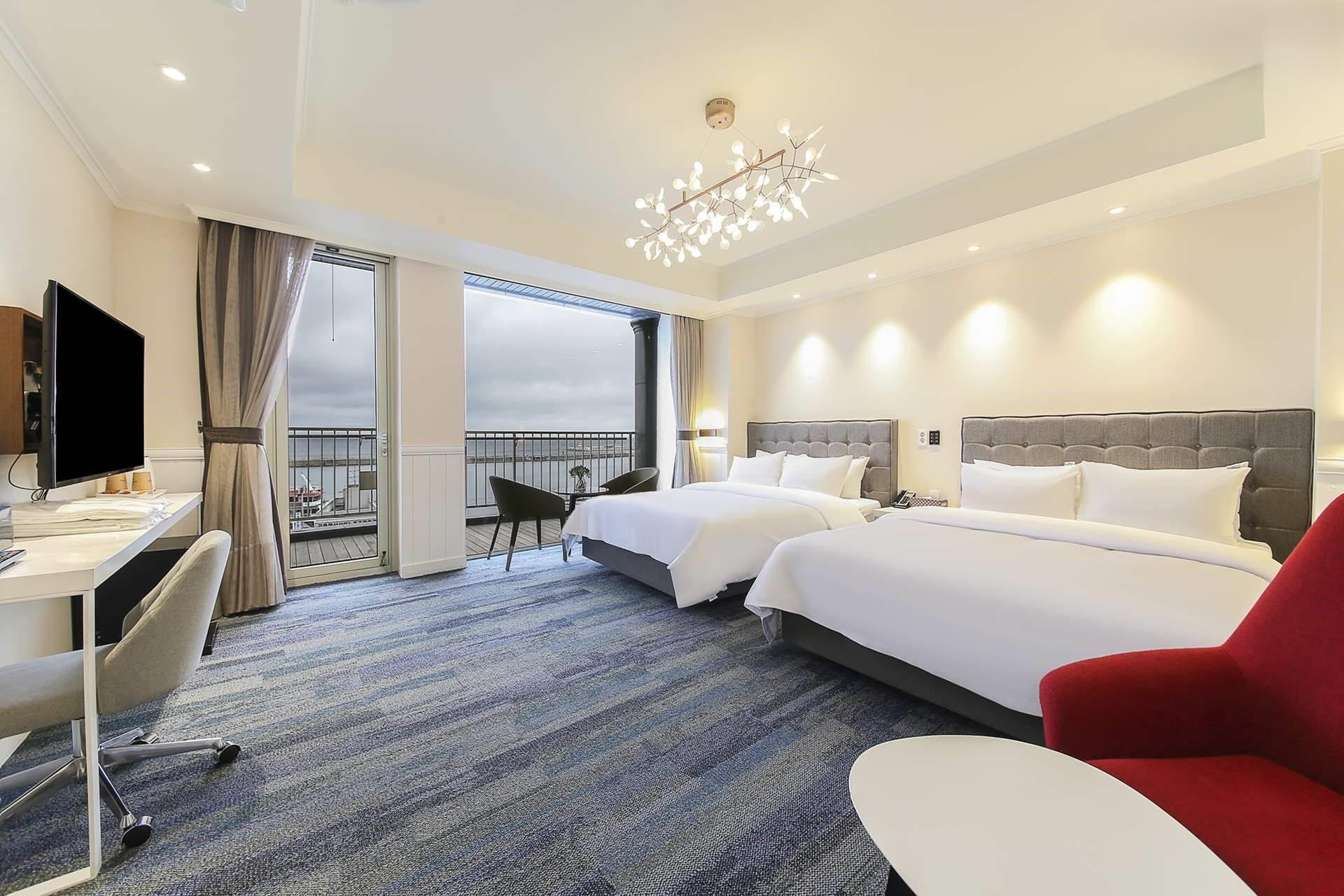 ROYAL, SUITE