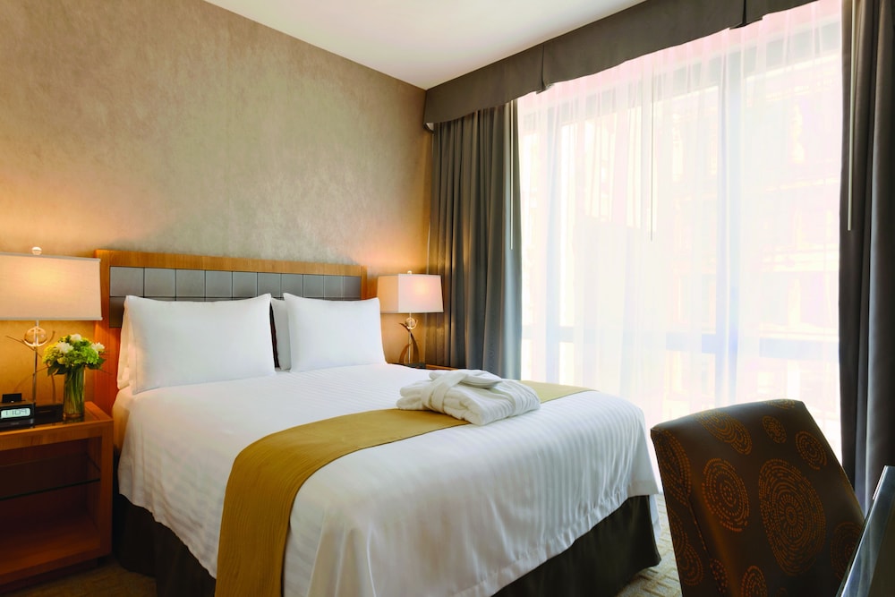 ROOM, QUEEN BED, EMPIRE BUILDING VIEW