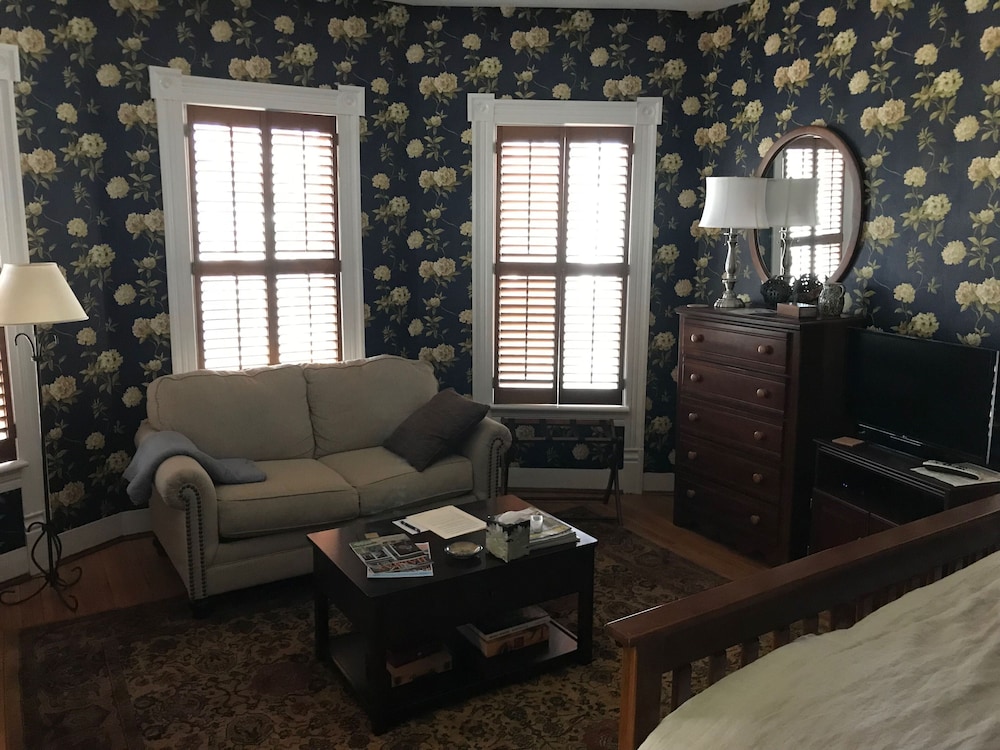 Charles Bass House Bed &amp; Breakfast 12/21