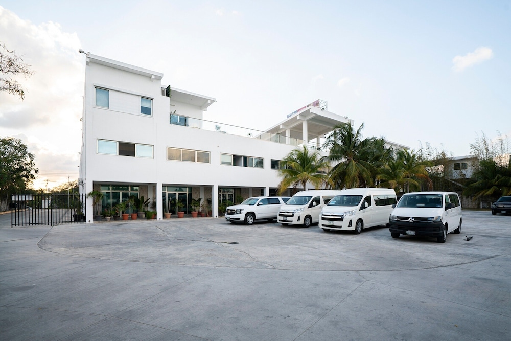 Capital O Cancun International Airport 24/7 36/42