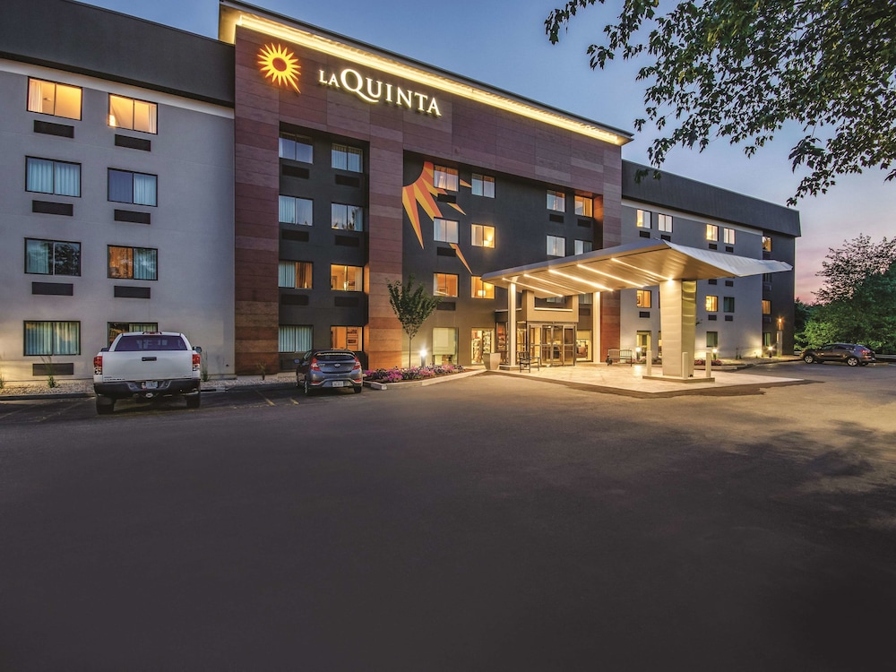 La Quinta Inn & Suites by Wyndham Hartford - Bradley Airport 1/47