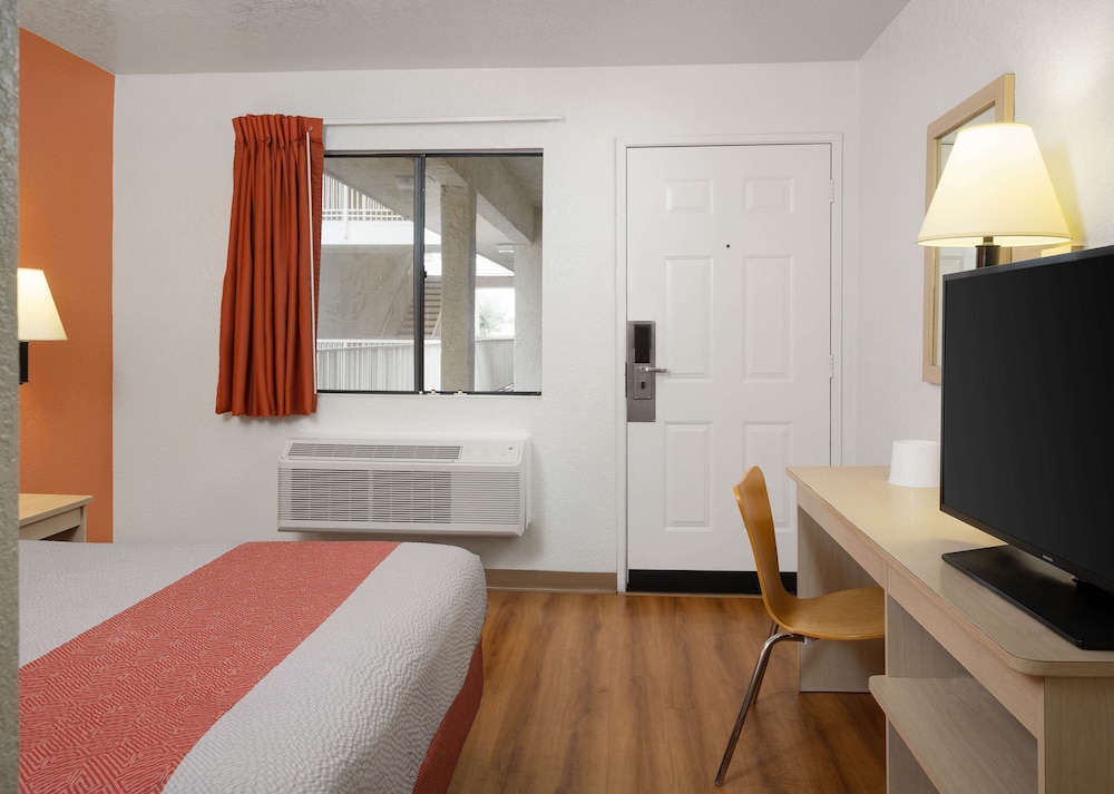 Motel6 Buena Park, CA - Knotts Berry Farm - Disneyland 19/34