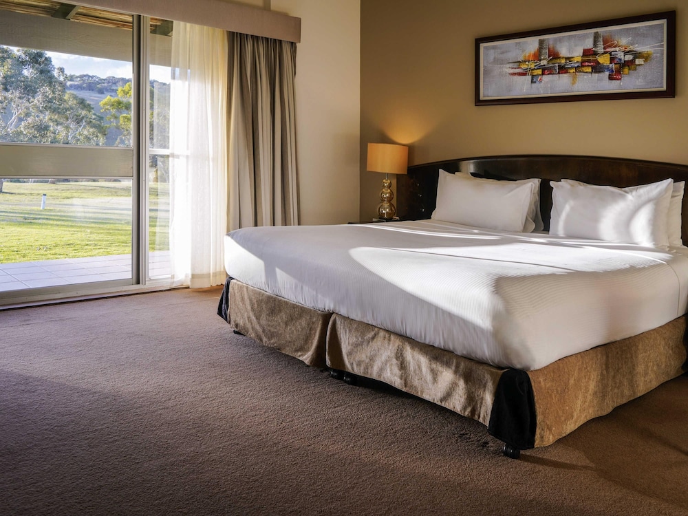 Room, Queen Bed, Golf Course View