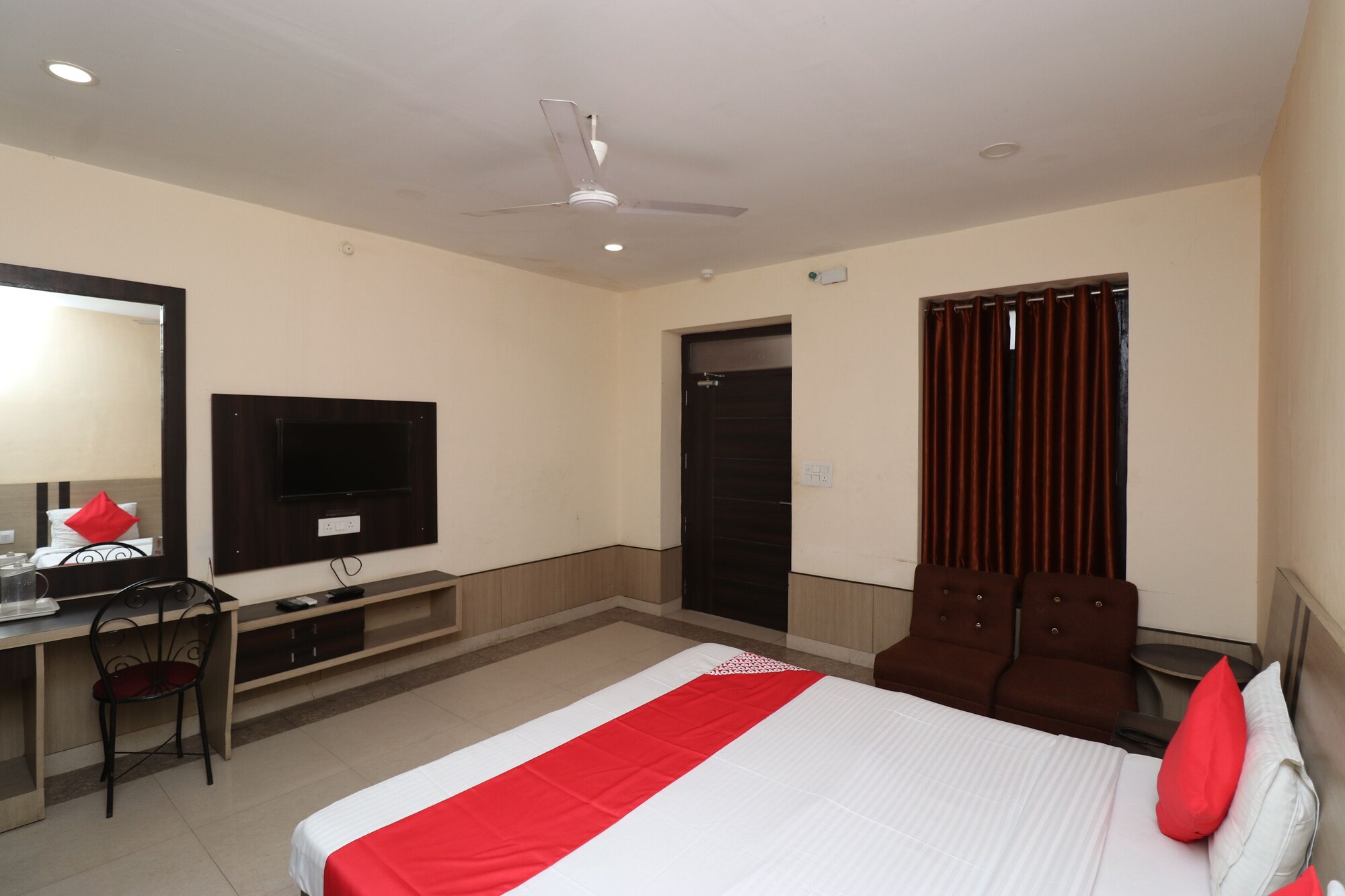 ROOM, DOUBLE BED