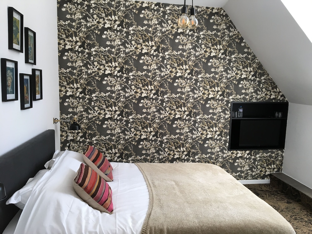 Boutique Hotel B&B Fleurie، بورجيز 7/50