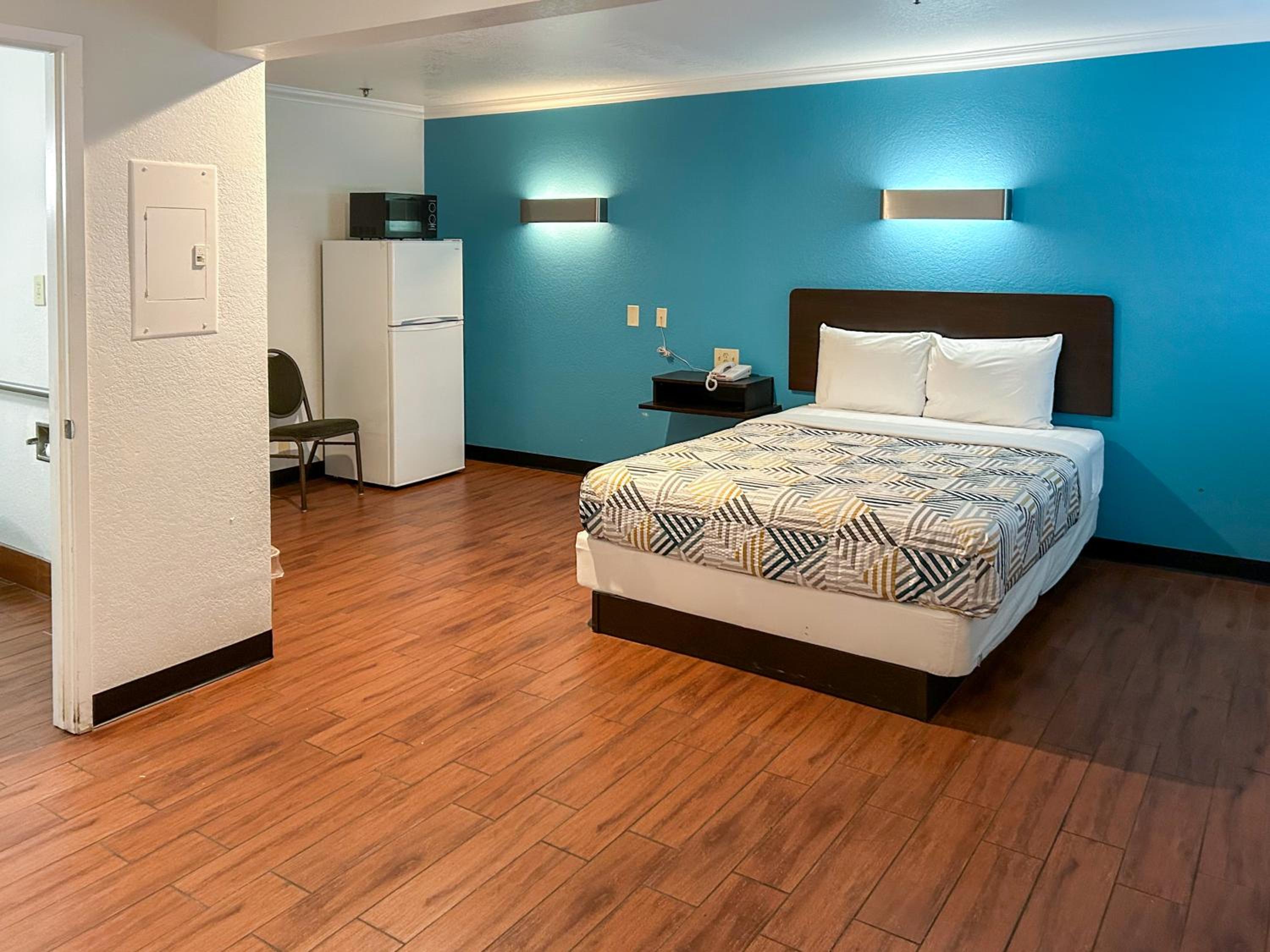 ROOM, KING BED, ACCESSIBLE