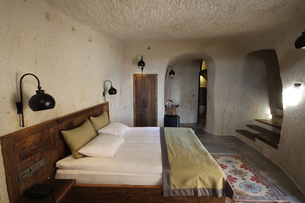 1811 Cave Hotel 14/50