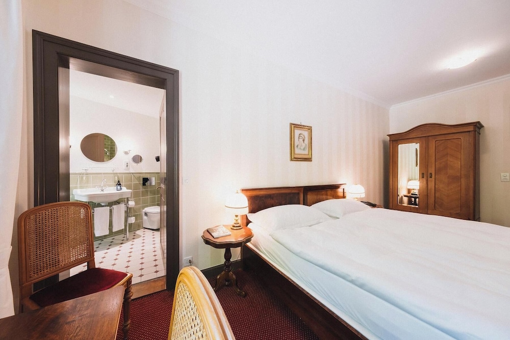 Classic, King Bed, Forest View