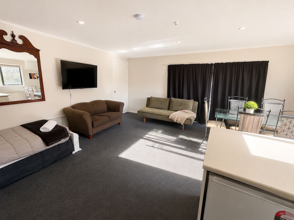 Champers Motor Inn 42/61