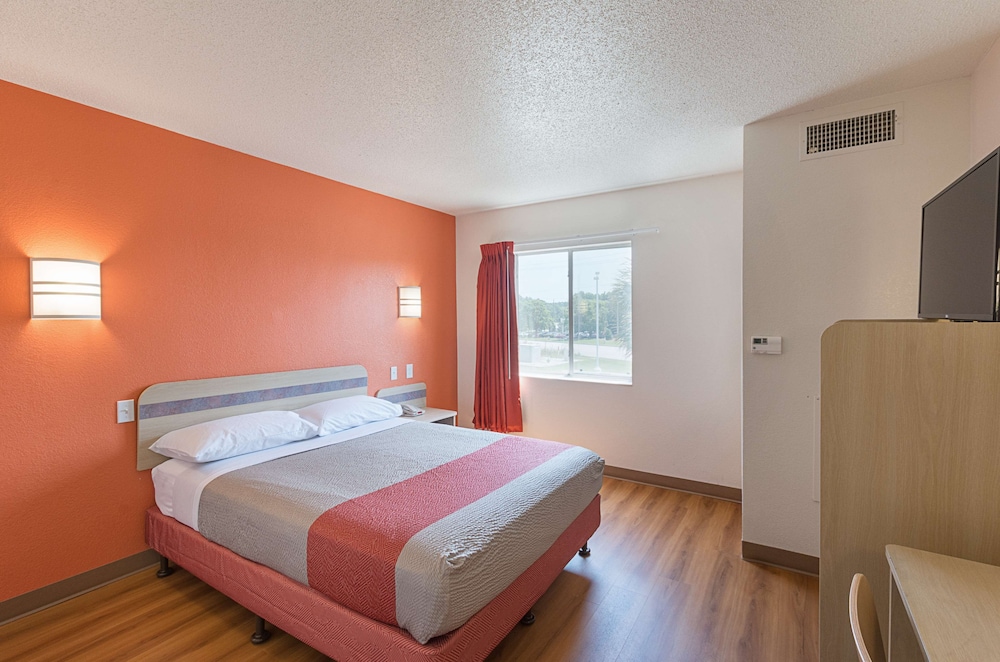 DELUXE, QUEEN BED