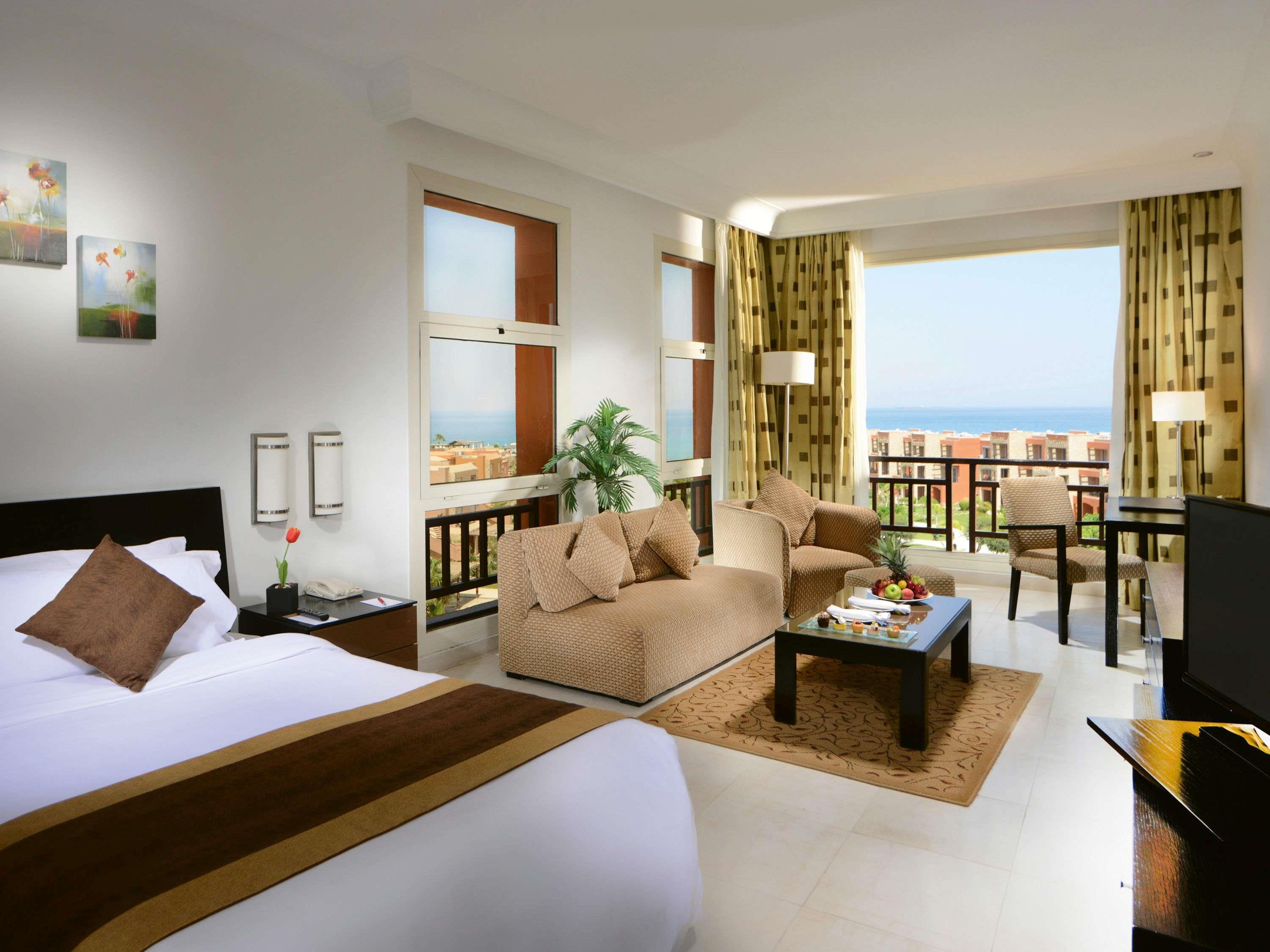 جناح عائلي بإطلالة على البحر بغرفتي نوم، Movenpick Resort El Sokhna 2/3