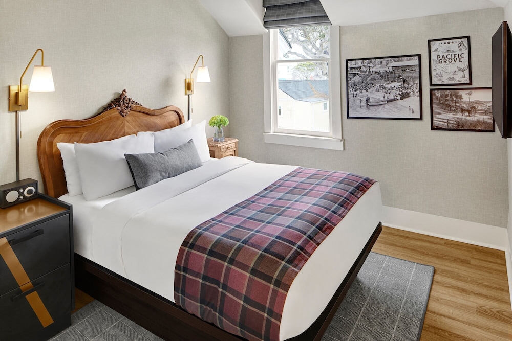 Victoria, Queen Bed