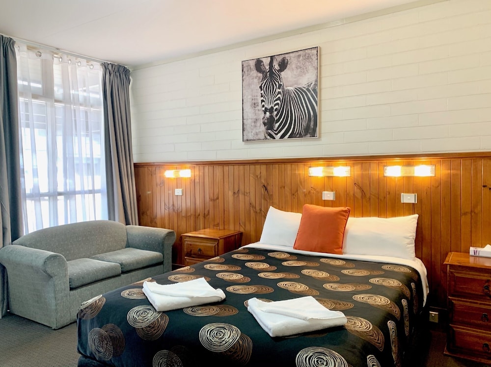 2 BEDROOMS, FAMILY SUITE, KITCHENETTE