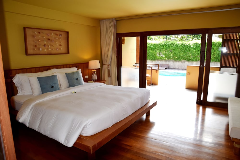 Grand Deluxe with Pool Access
