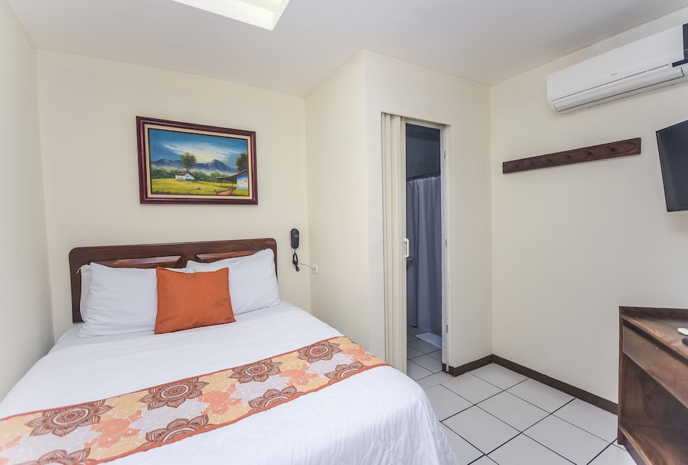 Berlor Airport Inn 12/50