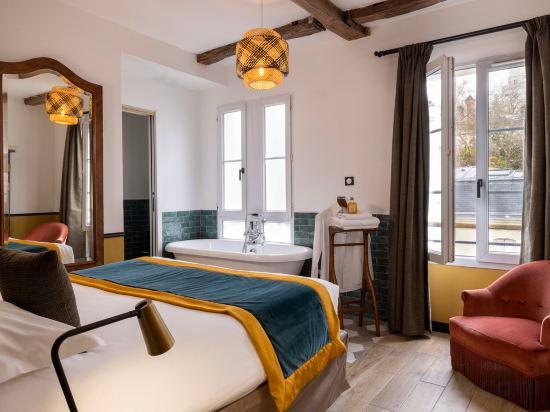 Superior, Double Bed, Sacre Coeur View