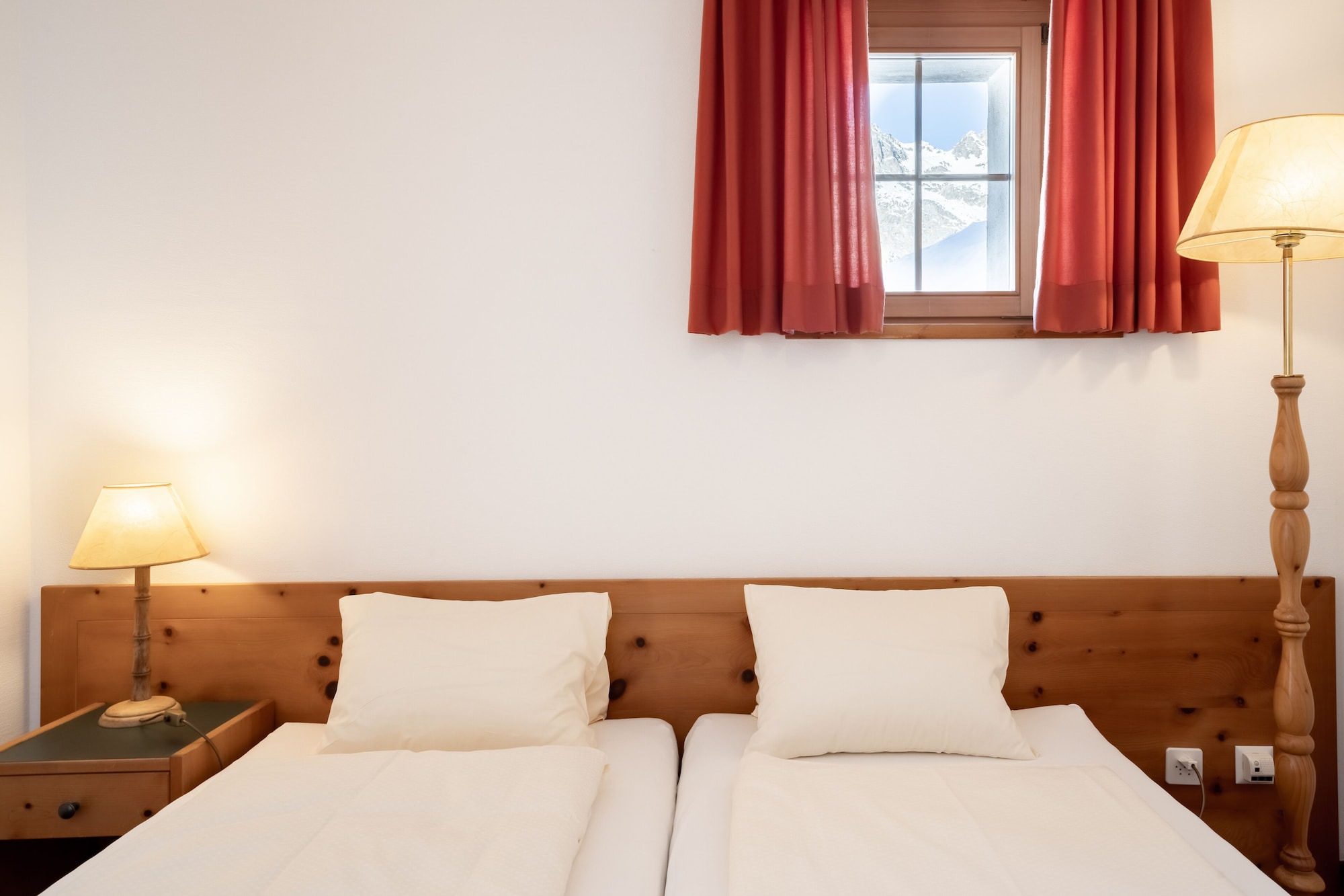 Superior, Queen Bed, Mountain View, Balcony
