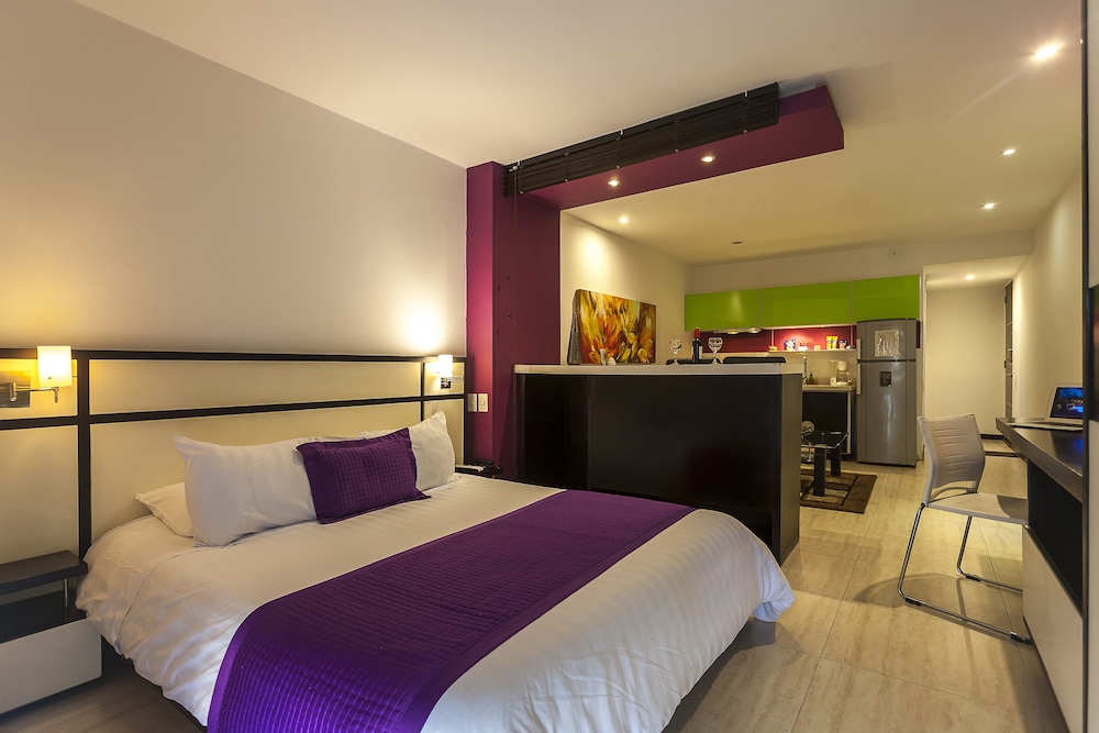 STANDARD, QUEEN BED, SOFA