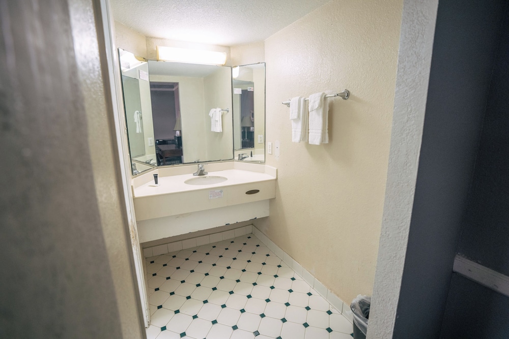 Howard Johnson Inn Peachtree/Norcross 21/21
