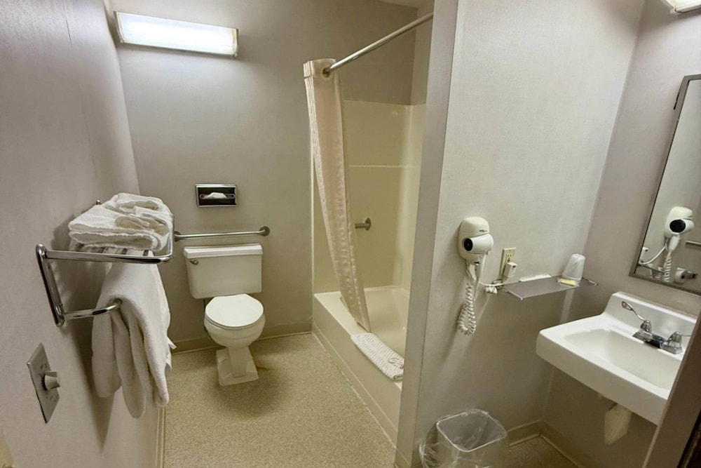 CenterWay Hotel Buffalo North Near University 23/24