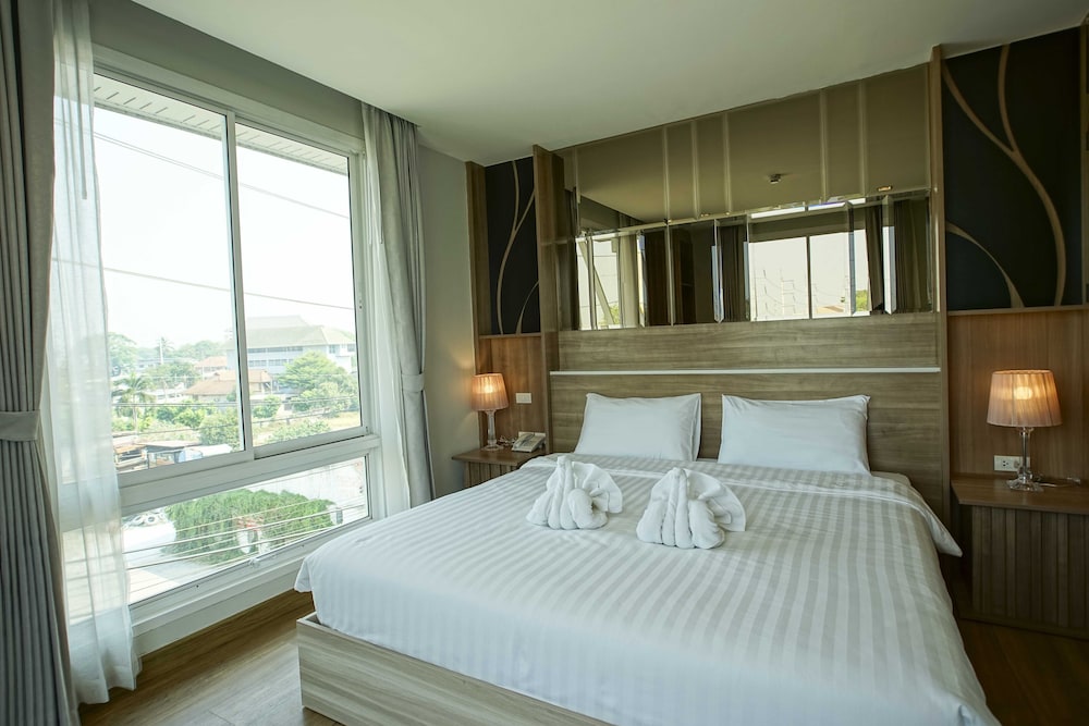 ROOM, KING BED, STREET VIEW