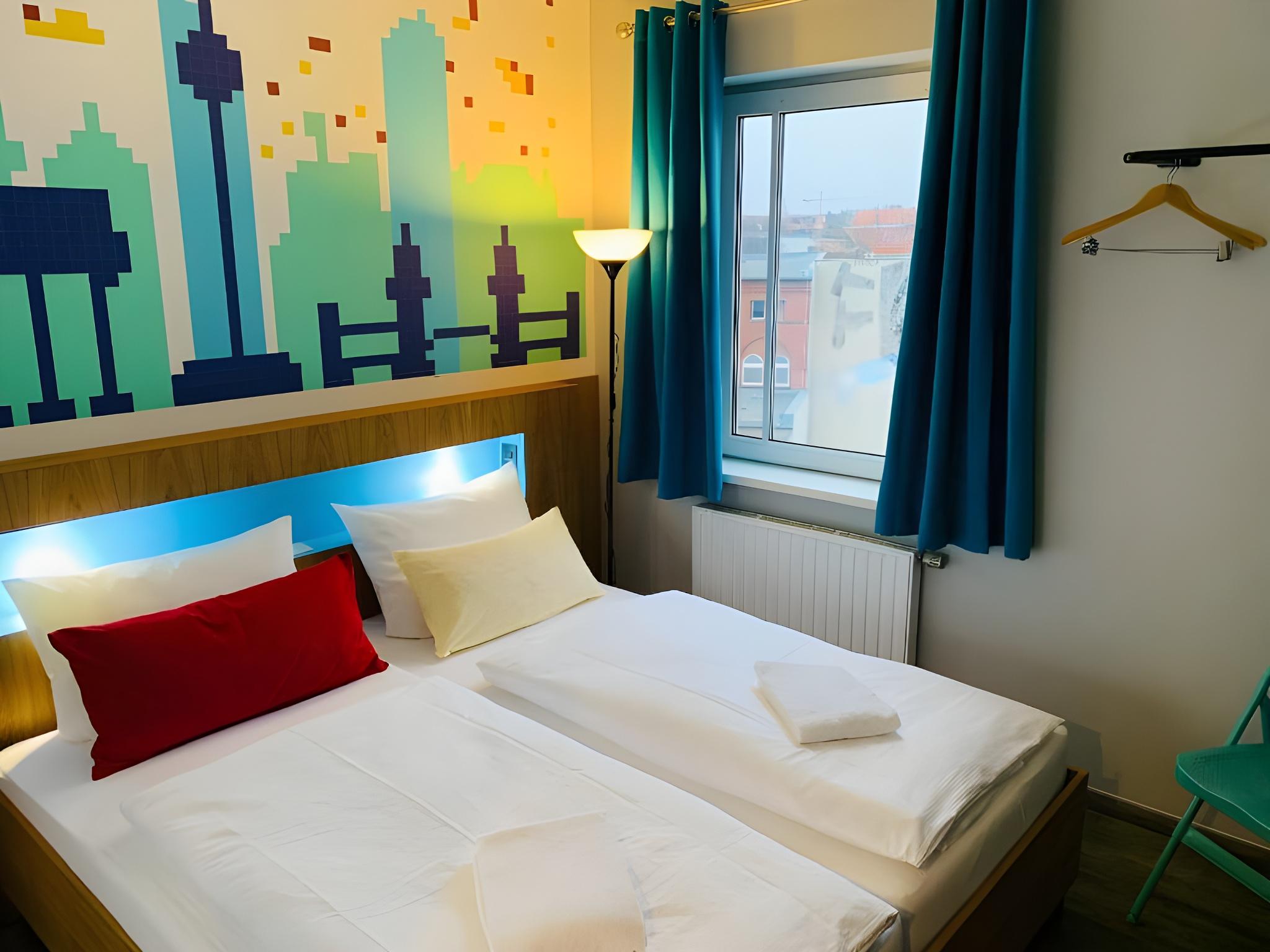 ROOM, DOUBLE BED