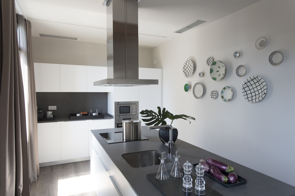 CASAGRAND LUXURY SUITES 62/76