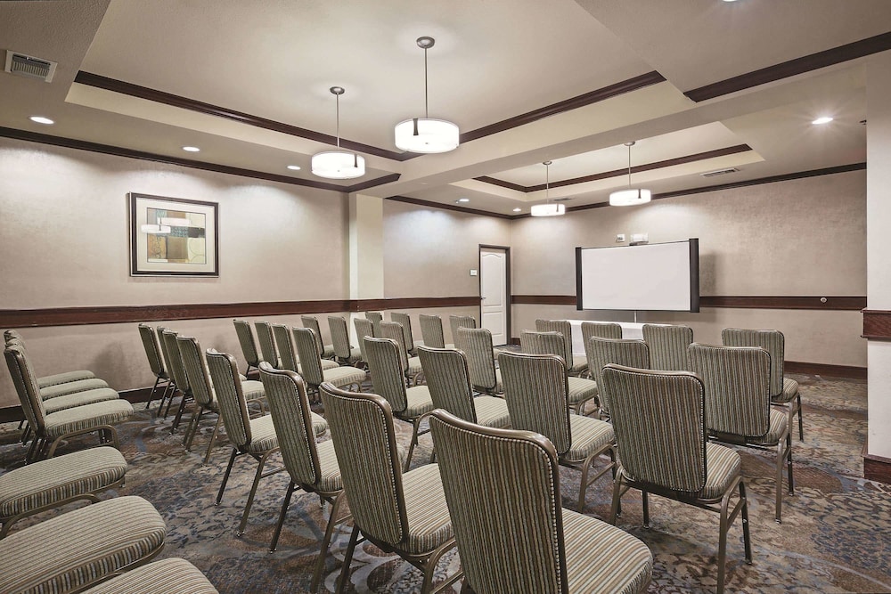 La Quinta Inn and Suites by Wyndham DFW Airport West - Euless 54/65