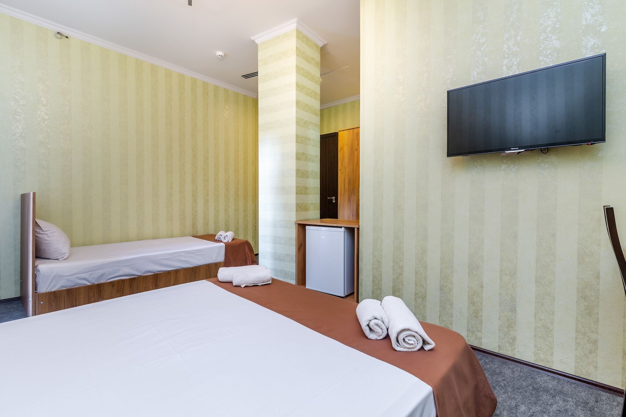 غرفة قياسية ثلاثية بسرير كوين وسرير فردي بإطلالة على الفناء بشرفة، HOTEL MARLYN 2/5