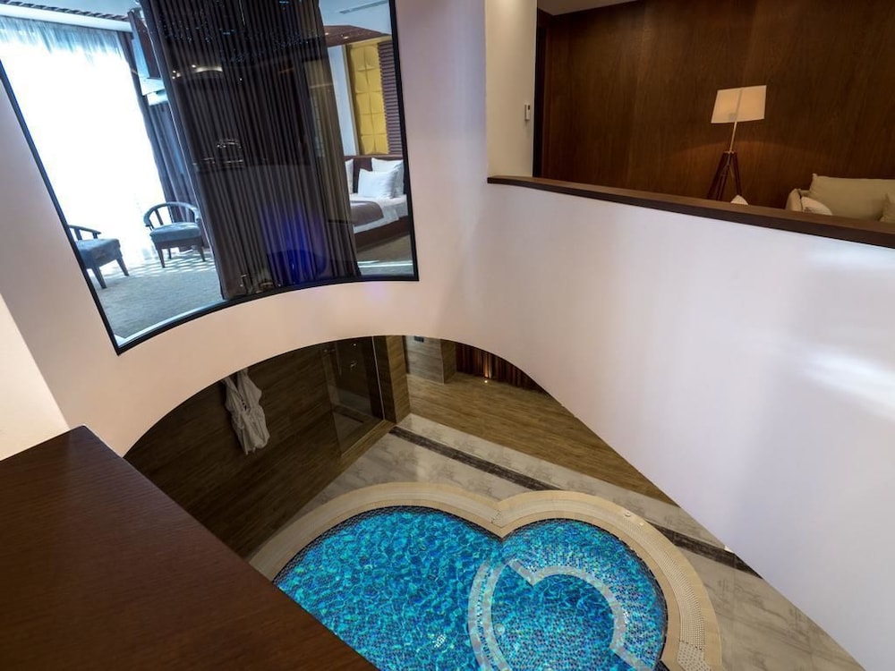 Aghababyan S Hotel 13/77