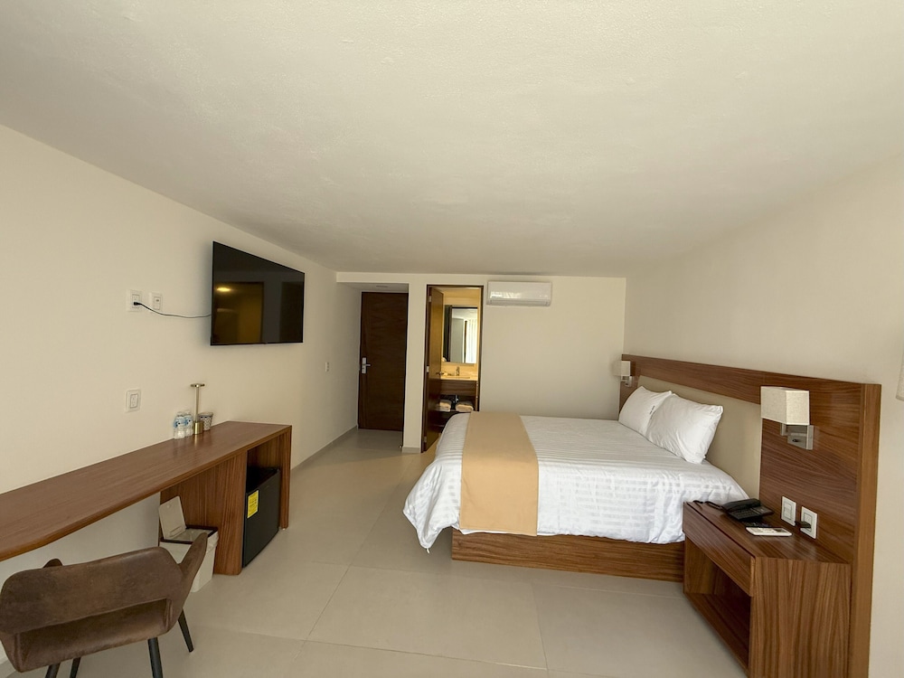 STANDARD, QUEEN BED, BALCONY