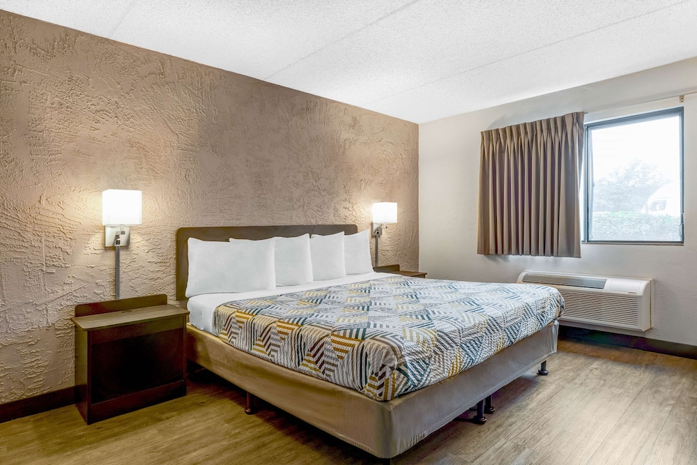 1 King Bed - Mobility Accessible Tub, Nsmk