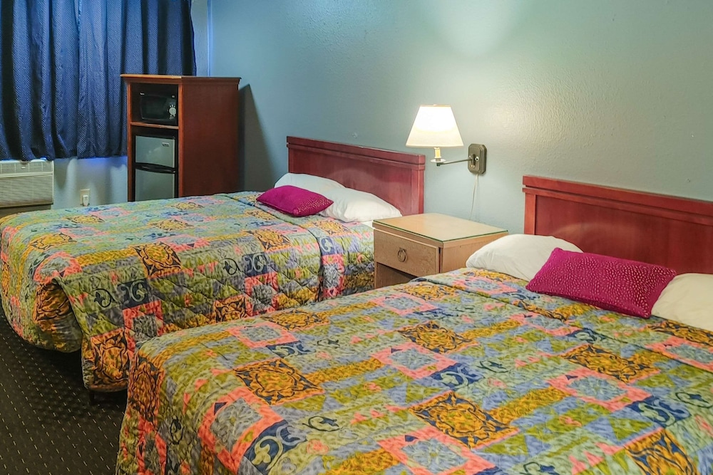 غرفة قياسية بسريرين كوين، Rodeway Inn Seattle Airport 2/4