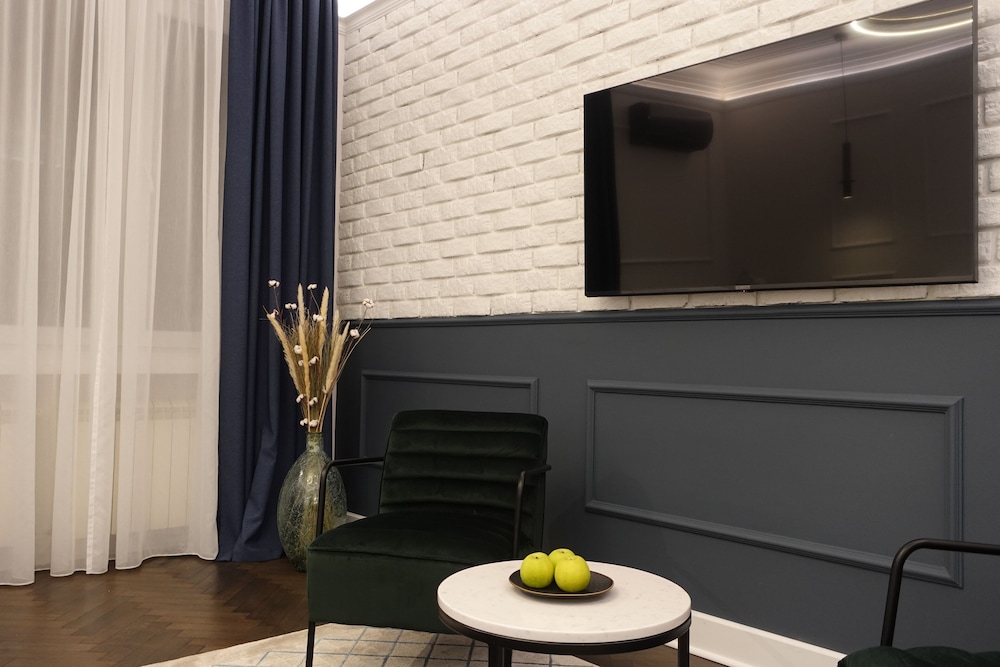 One Luxury Suites 3/72