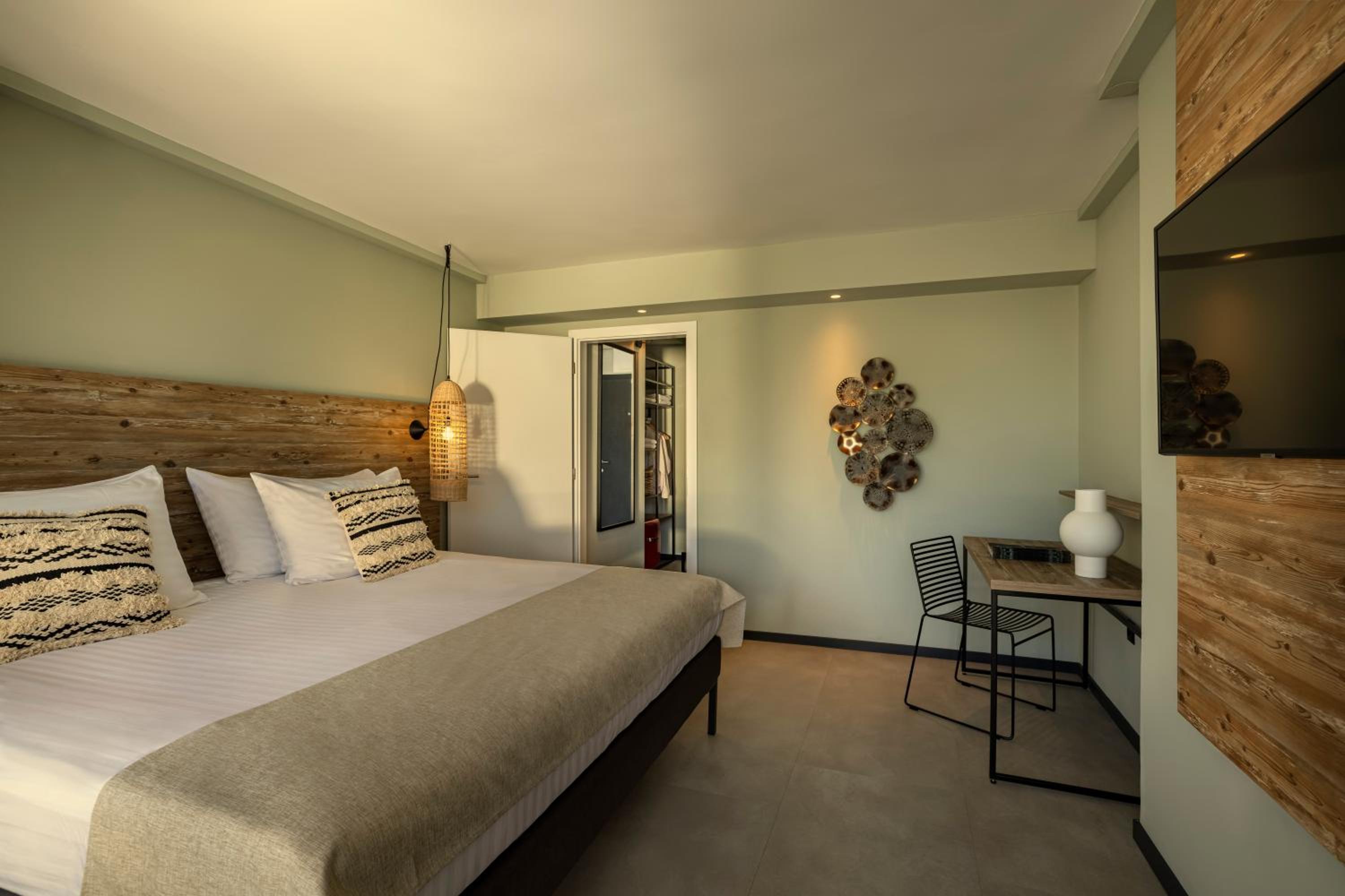 Double Bed, Sea Side